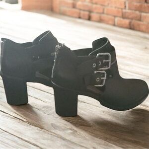 Dolce Vita Edgy Heeled Booties Black Size 7.5 Shoes Silver Buckle Zipper Accents